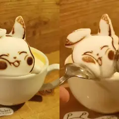 Un adorabile Pikachu in latte art 3d spunta da una tazza di caffè, pronto per essere gustato.