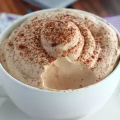 Una tazza di caffè con abbondante schiuma cremosa, spolverata di cacao. Un vero piacere per gli amanti del caffè con Nutella.