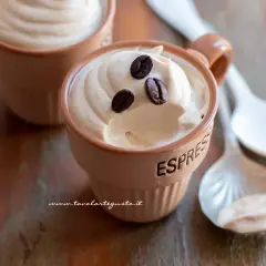 Deliziosa crema al caffè in tazzine, guarnita con chicchi di caffè. Perfetta per una pausa golosa.