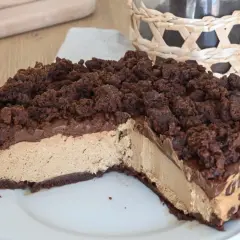 Una golosa torta fredda al caffè senza cottura, semplice e veloce da preparare. Perfetta per ogni occasione.