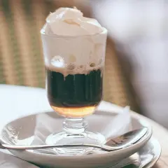 Un bicerin, bevanda torinese, con caffè, cioccolato e crema. Una ricetta da provare per un momento di puro piacere.
