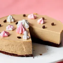 Deliziosa bavarese al caffè, guarnita con meringhe rosa e bianche e chicchi di caffè tostati.