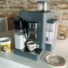 Macchina caffè DeLonghi Rivelia: come funziona per un caffè perfetto. Serbatoio latte e acqua pronti.