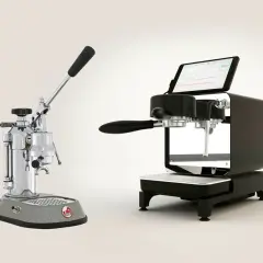 Macchina caffè vintage e moderna con tablet per controllare la resistenza e le prestazioni.