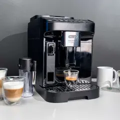 Macchina caffè De'Longhi Magnifica Evo: un espresso perfetto, un latte macchiato cremoso e un caffè lungo intenso. La luce lampeggia, pronta per il tuo caffè.