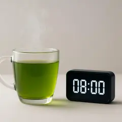 Un bicchiere di tè verde fumante, perfetto per iniziare la giornata alle 8:00.