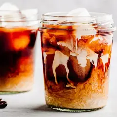 Due bicchieri di iced coffee con ghiaccio e latte che si mescola, un'idea su iced coffee come si fa.