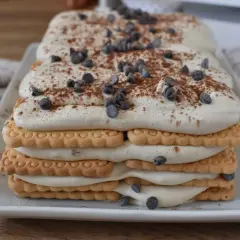 Deliziosa mattonella al caffè con strati di biscotti, crema soffice e gocce di cioccolato, spolverata di cacao.
