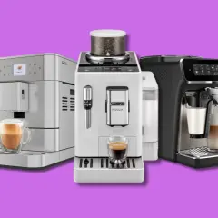 Tre macchine da caffè automatiche, una bianca con chicchi visibili, una grigia e una nera, pronte a preparare il tuo espresso.