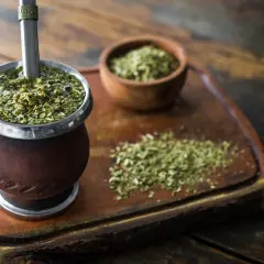 Mate caldo in un recipiente di legno, pronto per essere gustato. Molti credono che il mate fa dimagrire, un aiuto naturale per il benessere.