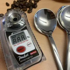 Un rifrattometro a cosa serve? Questo strumento misura la concentrazione di zuccheri nel caffè, aiutando a ottenere l'estrazione perfetta.