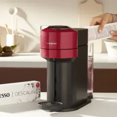 Macchina Nespresso Vertuo con spia rossa fissa, pronta per la decalcificazione.