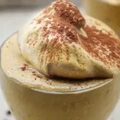 Caffè del nonno: schiuma soffice e cacao in polvere, ingredienti semplici per un dolce al cucchiaio.