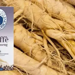 Scatola di caffè al ginseng Borbone accanto a radici di ginseng. Il ginseng caffè fa male? Forse, ma il gusto è unico.