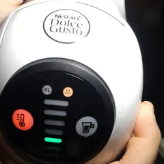 Spia decalcificazione Dolce Gusto accesa, indica che la macchina necessita di manutenzione.