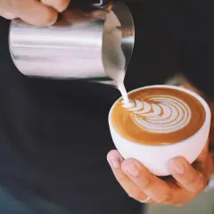 Latte art su un caffè, mostrando la differenza tra caffelatte e cappuccino con schiuma di latte versata.
