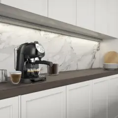 Macchina da caffè DeLonghi EC 201 CD B con due espresso pronti. Nessun problema visibile, solo un'elegante cucina moderna.