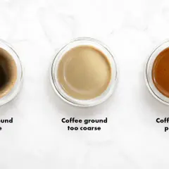 Tre tazzine mostrano la differenza tra macinatura troppo fine, troppo grossa e quella perfetta per un caffè espresso.