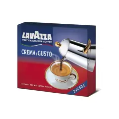 Confezione Lavazza Crema e Gusto, ideale per la moka, con caffè versato in tazzina.