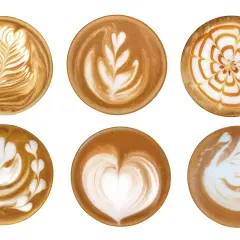 Sei tazze di caffè con latte art: un tulipano, un cuore, un cigno e altri disegni.