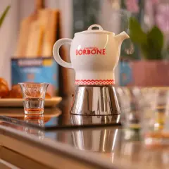 Moka Borbone fumante, con bicchierini e cornetti. Chissà perche il caffè non viene su, forse manca l'acqua?