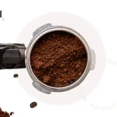 Il portafiltro è pieno di caffè macinato finemente, pronto per essere usato. Scopri come macinare caffè per macchina espresso.