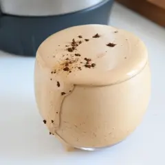 Deliziosa crema caffè montata con il Bimby, guarnita con cacao in polvere.