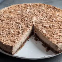 Una deliziosa torta fredda al caffè, ricoperta di scaglie di cioccolato, pronta per essere gustata.