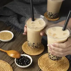 Ingredienti per bubble tea: perle di tapioca, zucchero di canna e bevande cremose con ghiaccio.