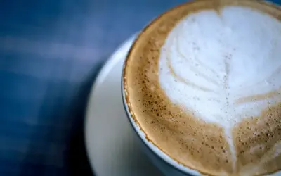 Un delizioso cappuccino al bar, con schiuma soffice e un disegno a cuore.