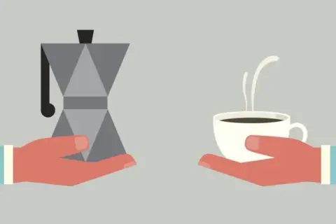 Moka pronta per servire un fumante caffè. Una mano porge la moka, l'altra una tazzina con il caffè che esce dalla moka.