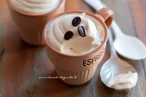 Deliziosa crema al caffè in tazzine, guarnita con chicchi di caffè. Perfetta per una pausa golosa.