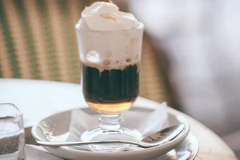 Un bicerin, bevanda torinese, con caffè, cioccolato e crema. Una ricetta da provare per un momento di puro piacere.