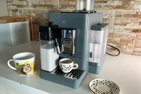 Macchina caffè DeLonghi Rivelia: come funziona per un caffè perfetto. Serbatoio latte e acqua pronti.