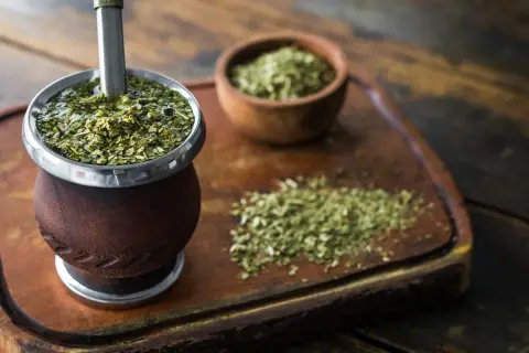 Mate caldo in un recipiente di legno, pronto per essere gustato. Molti credono che il mate fa dimagrire, un aiuto naturale per il benessere.