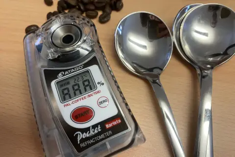 Un rifrattometro a cosa serve? Questo strumento misura la concentrazione di zuccheri nel caffè, aiutando a ottenere l'estrazione perfetta.