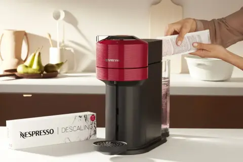 Macchina Nespresso Vertuo con spia rossa fissa, pronta per la decalcificazione.