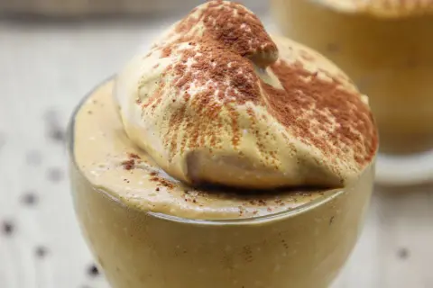 Caffè del nonno: schiuma soffice e cacao in polvere, ingredienti semplici per un dolce al cucchiaio.