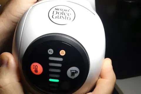 Spia decalcificazione Dolce Gusto accesa, indica che la macchina necessita di manutenzione.