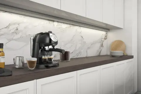 Macchina da caffè DeLonghi EC 201 CD B con due espresso pronti. Nessun problema visibile, solo un'elegante cucina moderna.