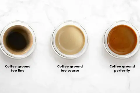 Tre tazzine mostrano la differenza tra macinatura troppo fine, troppo grossa e quella perfetta per un caffè espresso.