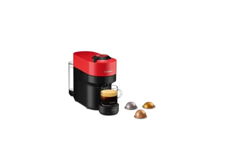 Macchina Nespresso Vertuo Pop rossa con caffè pronto e capsule. La luce rossa lampeggia, segnalando un'attesa.