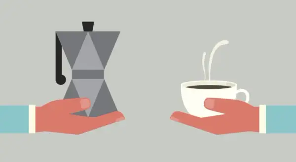 Moka pronta per servire un fumante caffè. Una mano porge la moka, l'altra una tazzina con il caffè che esce dalla moka.