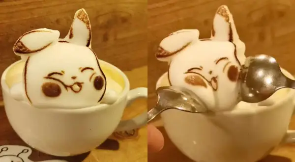 Un adorabile Pikachu in latte art 3d spunta da una tazza di caffè, pronto per essere gustato.