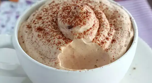 Una tazza di caffè con abbondante schiuma cremosa, spolverata di cacao. Un vero piacere per gli amanti del caffè con Nutella.