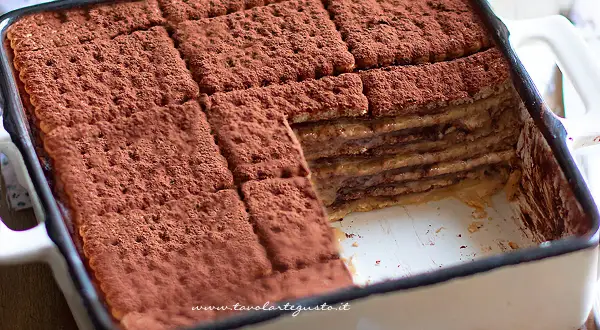 Mattonella al caffè con oro Saiwa, stratificata e spolverata di cacao, un dolce goloso pronto da gustare.