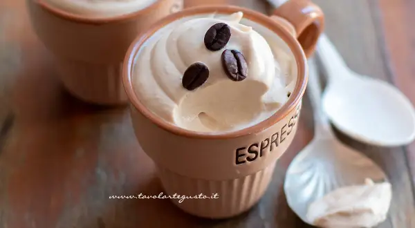 Deliziosa crema al caffè in tazzine, guarnita con chicchi di caffè. Perfetta per una pausa golosa.