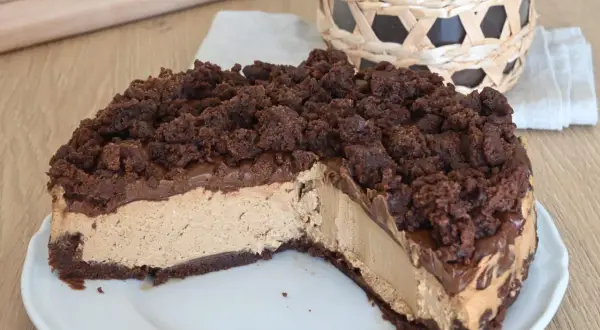 Una golosa torta fredda al caffè senza cottura, semplice e veloce da preparare. Perfetta per ogni occasione.