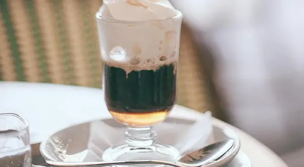 Un bicerin, bevanda torinese, con caffè, cioccolato e crema. Una ricetta da provare per un momento di puro piacere.