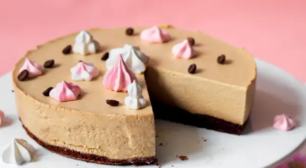 Deliziosa bavarese al caffè, guarnita con meringhe rosa e bianche e chicchi di caffè tostati.